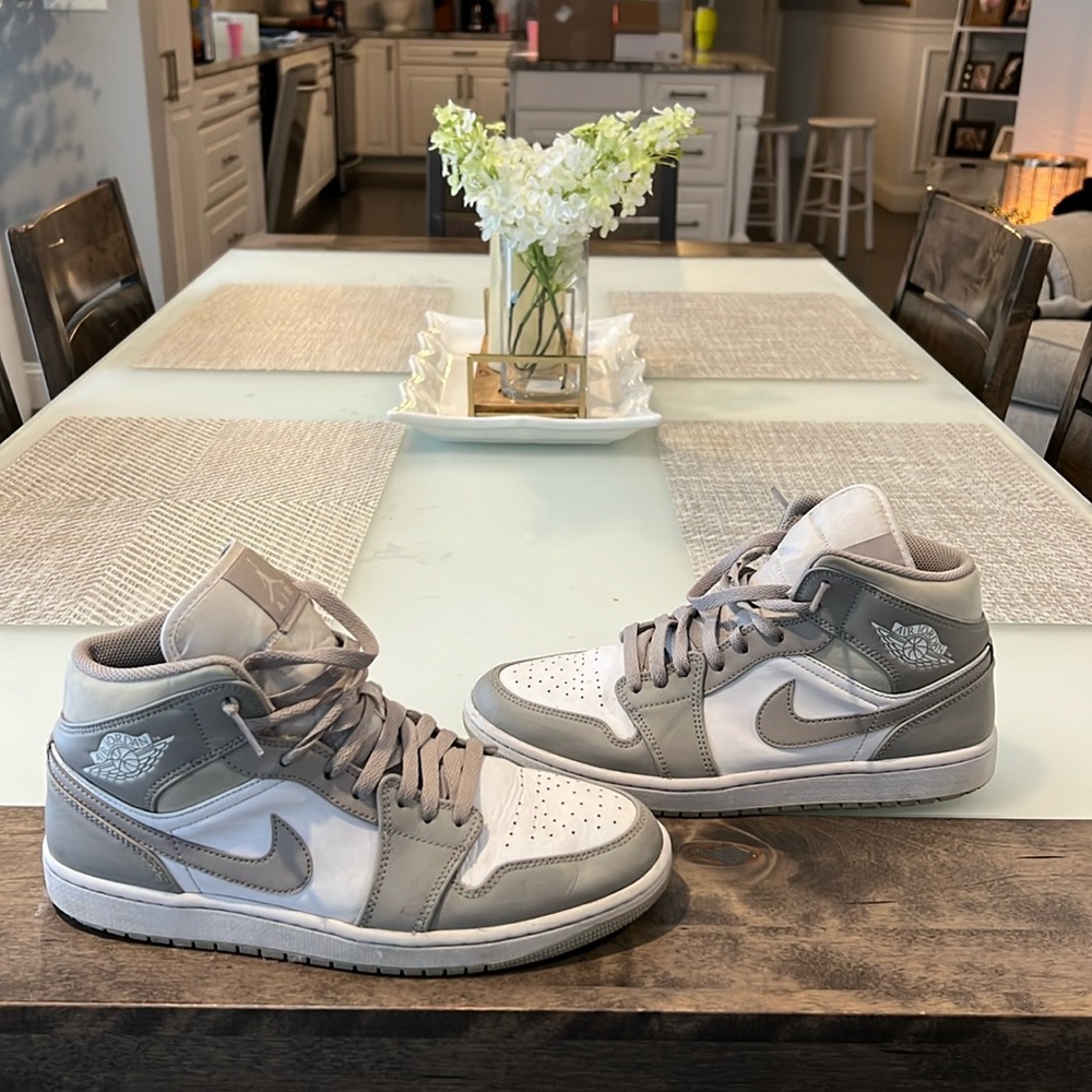 Men’s Size 9 Nike Air Jordan 1 Retro Mid Linen College Grey.
